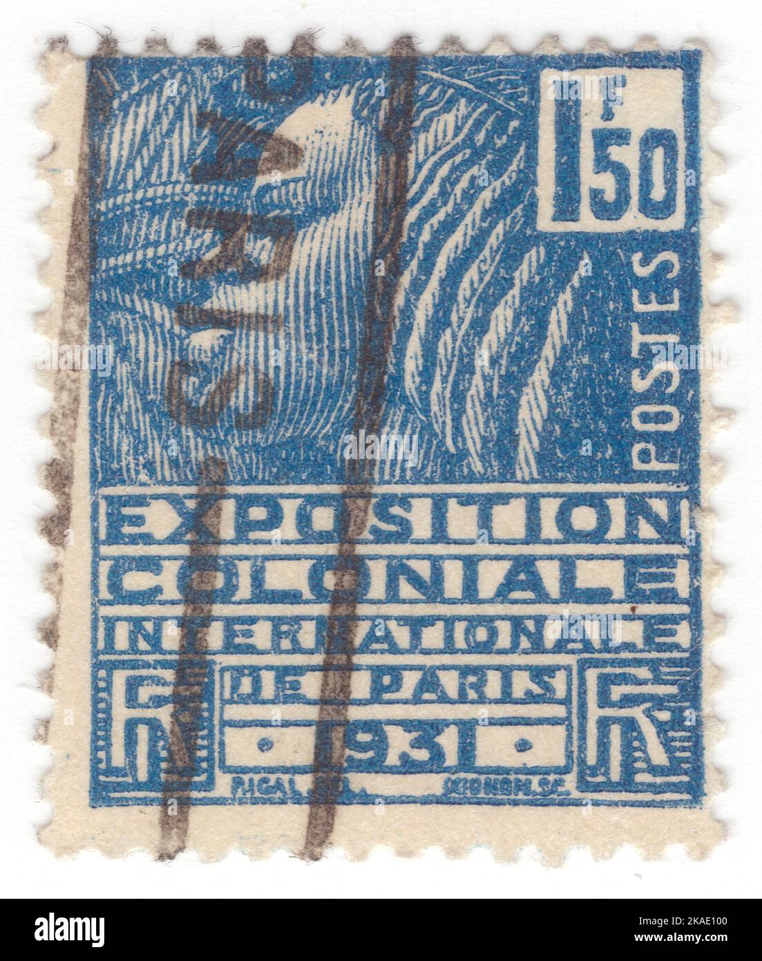 FRANCE - 1930 : timbre-poste bleu profond de 1,50 franc représentant une femme Fachi. L'exposition coloniale de Paris (ou exposition coloniale internationale) est une exposition coloniale de six mois qui s'est tenue à Paris, en France, en 1931, et qui a tenté d'exposer les diverses cultures et les immenses ressources des possessions coloniales de la France. Fachi est une oasis entourée par le désert de Tenere et les dunes de l'Erg de Bilma dans l'est du Niger, placé à la limite ouest de la petite montagne Agram Banque D'Images