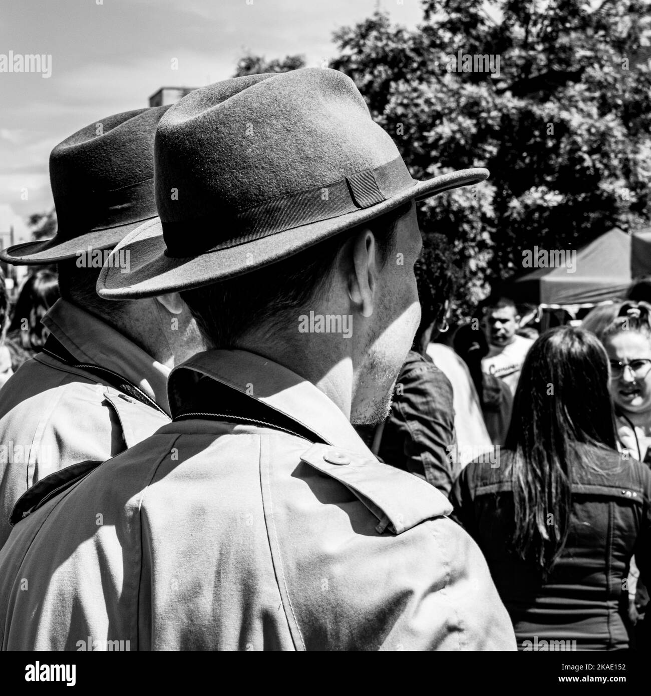 Epsom Surrey, Londres, Royaume-Uni, 01 juin 2022, deux hommes debout dans Une foule ou des gens vêtus de la même manière que les photographes de presse Banque D'Images