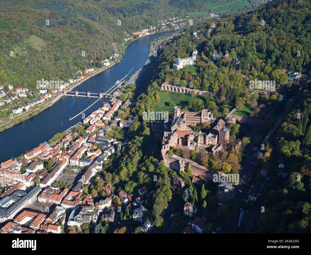 VUE AÉRIENNE. La vieille ville de Heidelberg sur la rive gauche du Neckar avec son château médiéval sur la colline. Bade-Wurtemberg, Allemagne. Banque D'Images