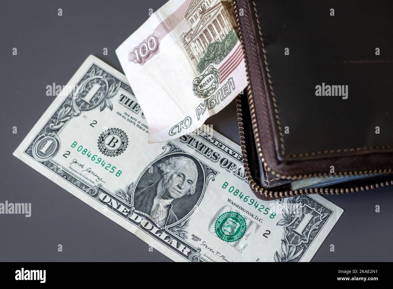 1 billets de banque en dollars américains et 100 roubles russes dans un portefeuille sur la table. Banque D'Images