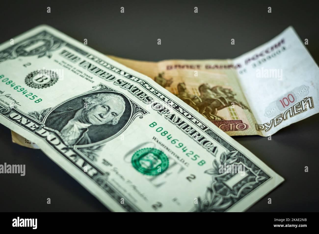 1 billets de banque en dollars américains et 100 roubles russes sur la table. Banque D'Images