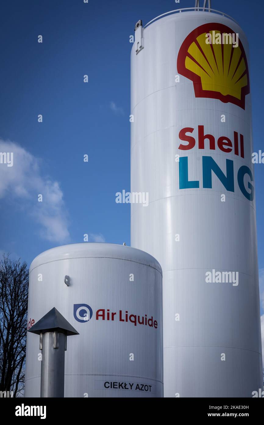 Wroclaw, Pologne - 19 février 2022 : réservoirs de gaz liquide et d'azote à la station-service Shell. Banque D'Images