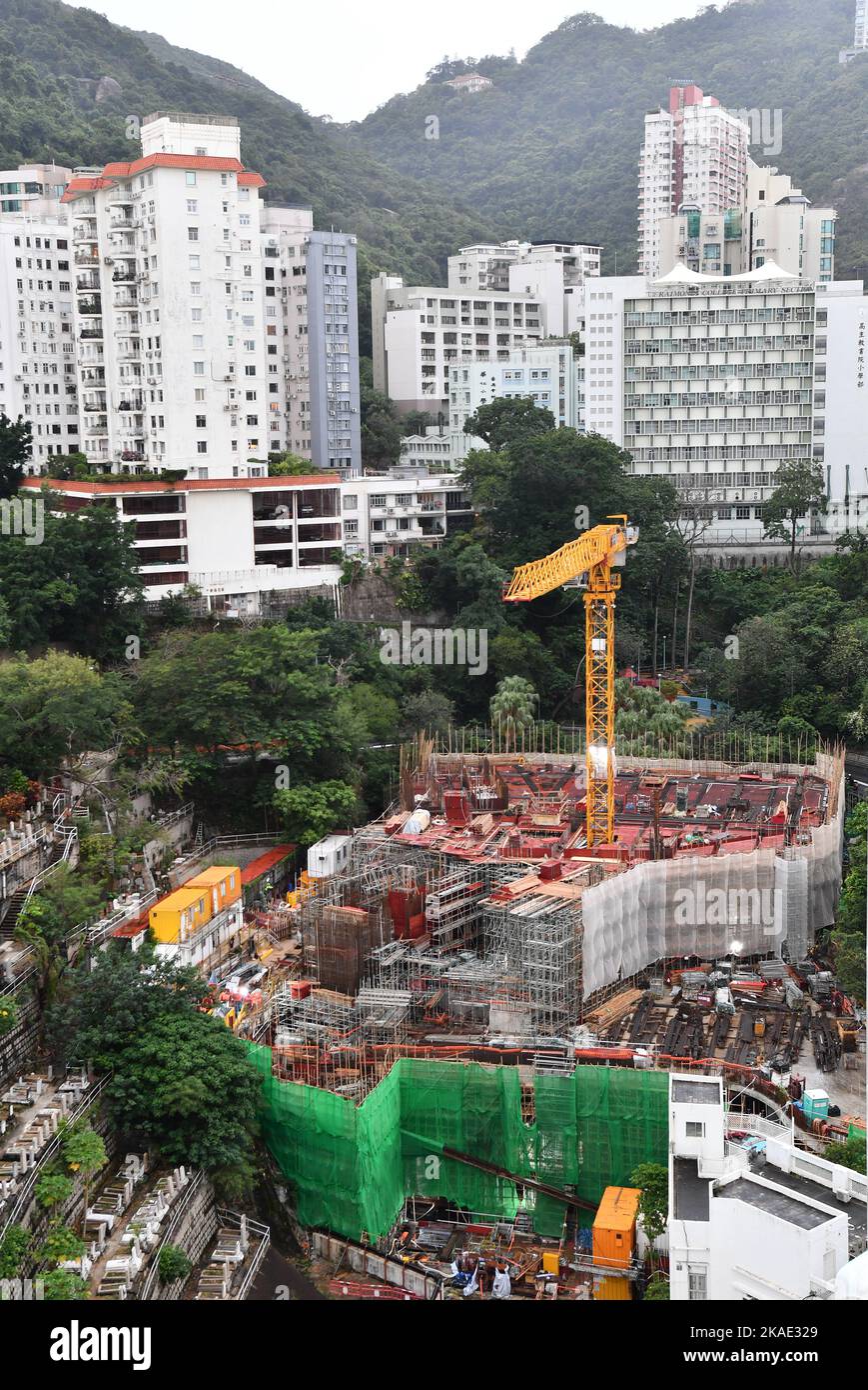 Hong Kong, Chine. 2nd novembre 2022. Les travaux de construction sont suspendus sur un chantier de construction à Hong Kong, dans le sud de la Chine, le 2 novembre 2022. L'Observatoire de Hong Kong a émis mercredi après-midi le signal d'avertissement n° 8, le cyclone tropical Nalgae étant prévu de se déplacer le plus près de Hong Kong mercredi soir, en contournant à moins de 150 km au sud de la région. POUR ALLER AVEC 'Hong Kong émet troisième plus grand avertissement de tempête que Nalgae nears" crédit: Chen Duo/Xinhua/Alamy Live News Banque D'Images