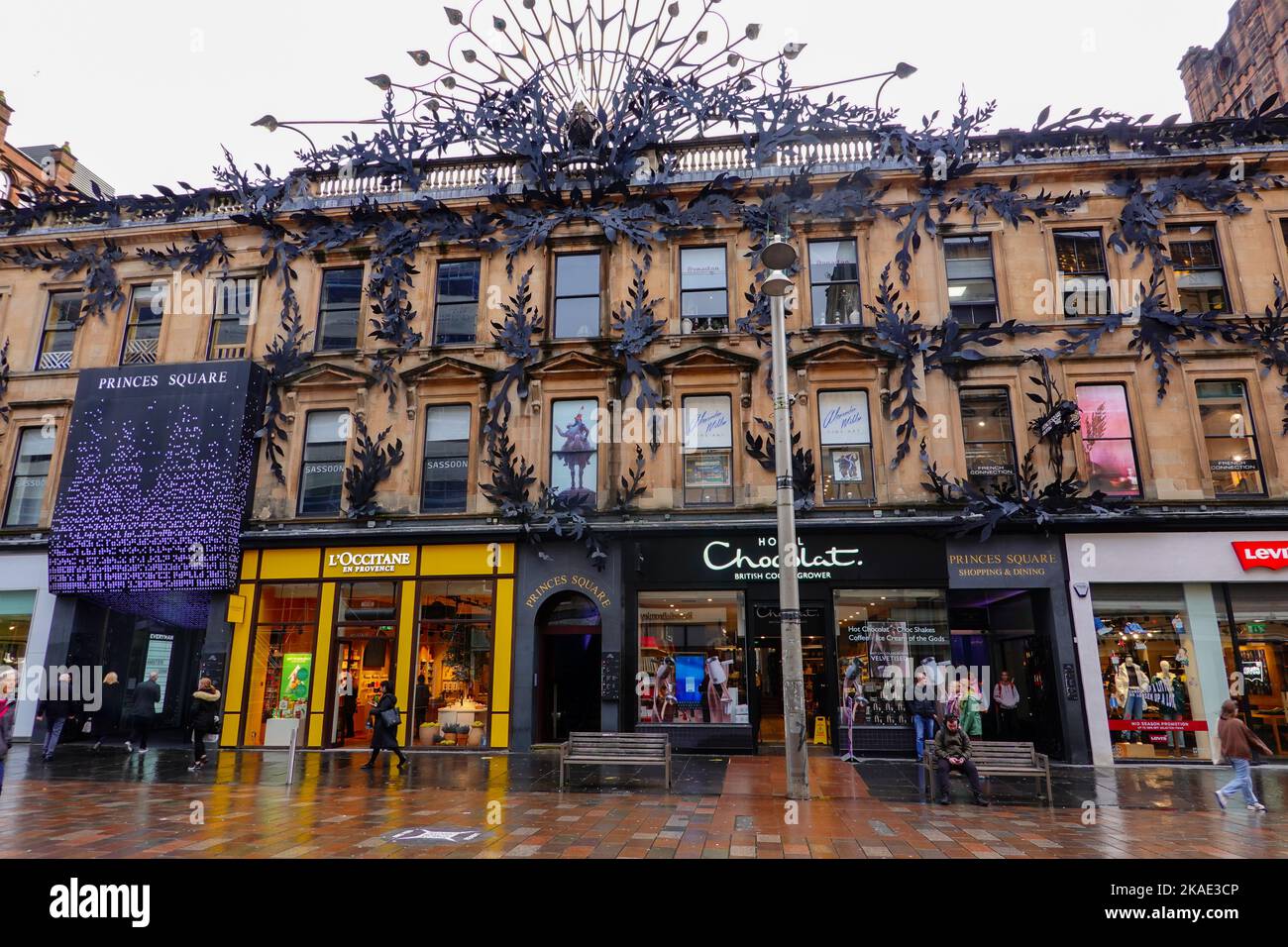 Les gens qui marchent, font du shopping, sur Buchanan St à Princes Square par un jour humide, Glasgow, Écosse, Royaume-Uni. Banque D'Images