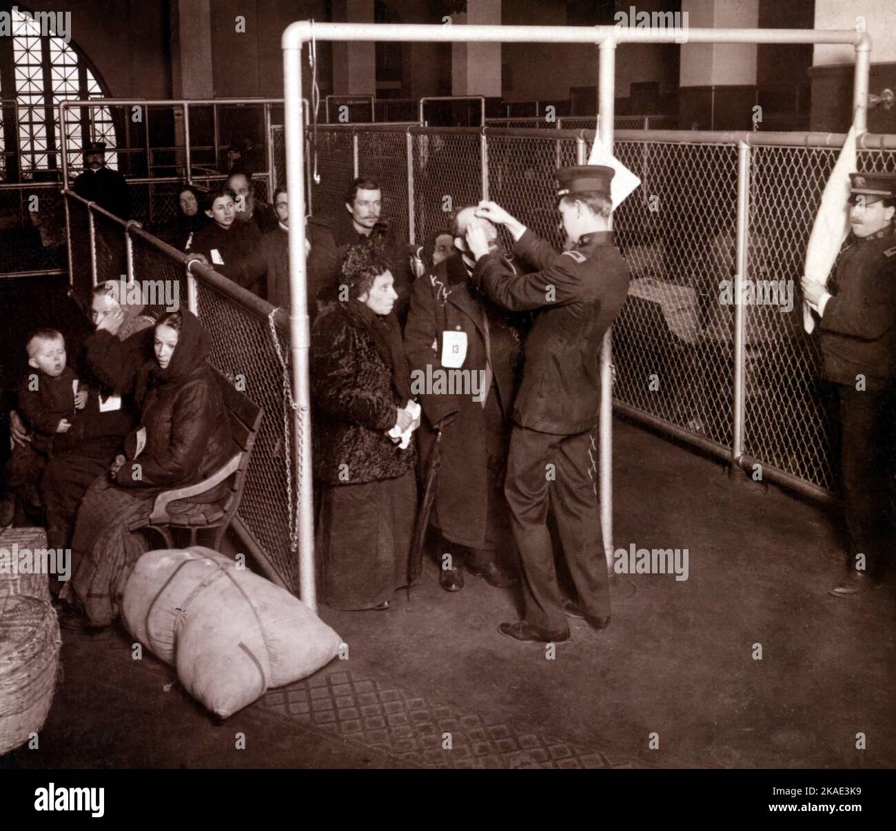 Inspecteurs américains examinant les yeux des immigrants, Ellis Island, port de New York 1913 Banque D'Images