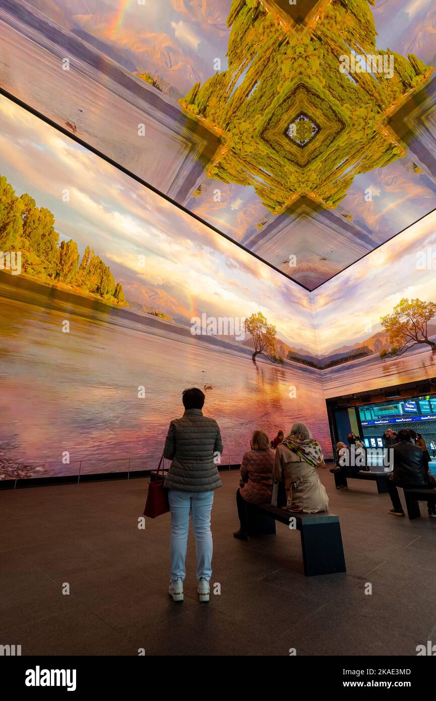 Londres, Royaume-Uni. 2 novembre 2022. Vue générale du bâtiment NOW qui a ouvert ses portes le 1 novembre. Il abrite un grand atrium, ouvert au public, et diffuse du contenu vidéo et des expériences immersives sur des écrans LED à 360 degrés à l'intérieur comme à l'extérieur. Le bâtiment de quatre étages est situé à côté de la gare de Tottenham court Road et fait partie du nouveau quartier d'Outernet qui, à part le bâtiment actuel, comprend des galeries publiques, un lieu de musique live de 2000 capacité et d'autres espaces de musique et de vente au détail. Credit: Stephen Chung / Alamy Live News Banque D'Images