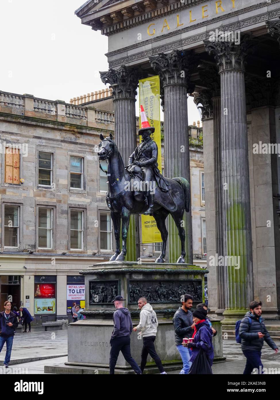 Galerie néoclassique d'art moderne, Goma, Glasgow, Écosse, Royaume-Uni, Duc de Wellington portant un cône de circulation et la région qui a l'air délabrée et louche. Banque D'Images