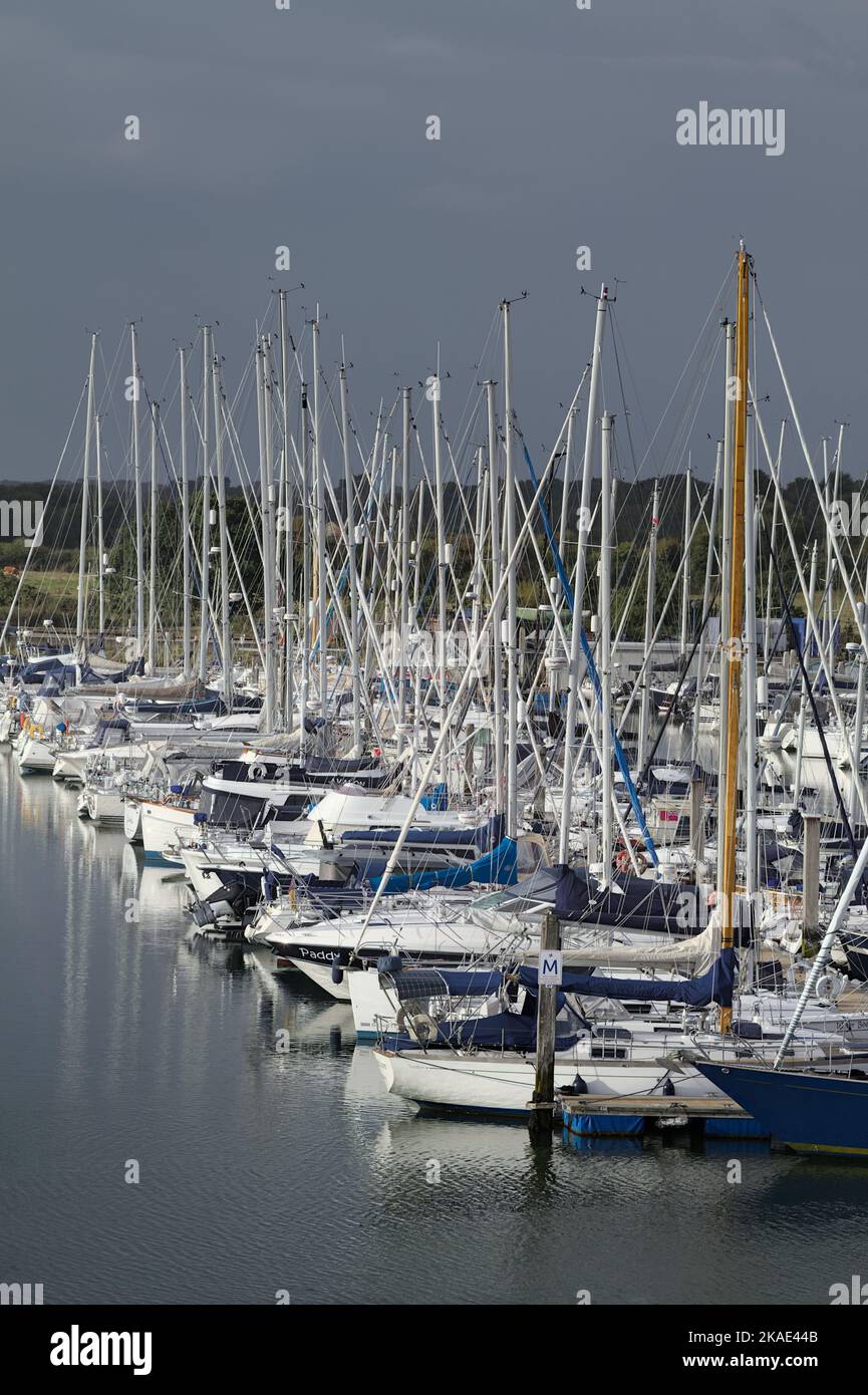 Bateaux, Yachts, voiliers amarrés À Yacht Haven Marina, Lymington Royaume-Uni Banque D'Images