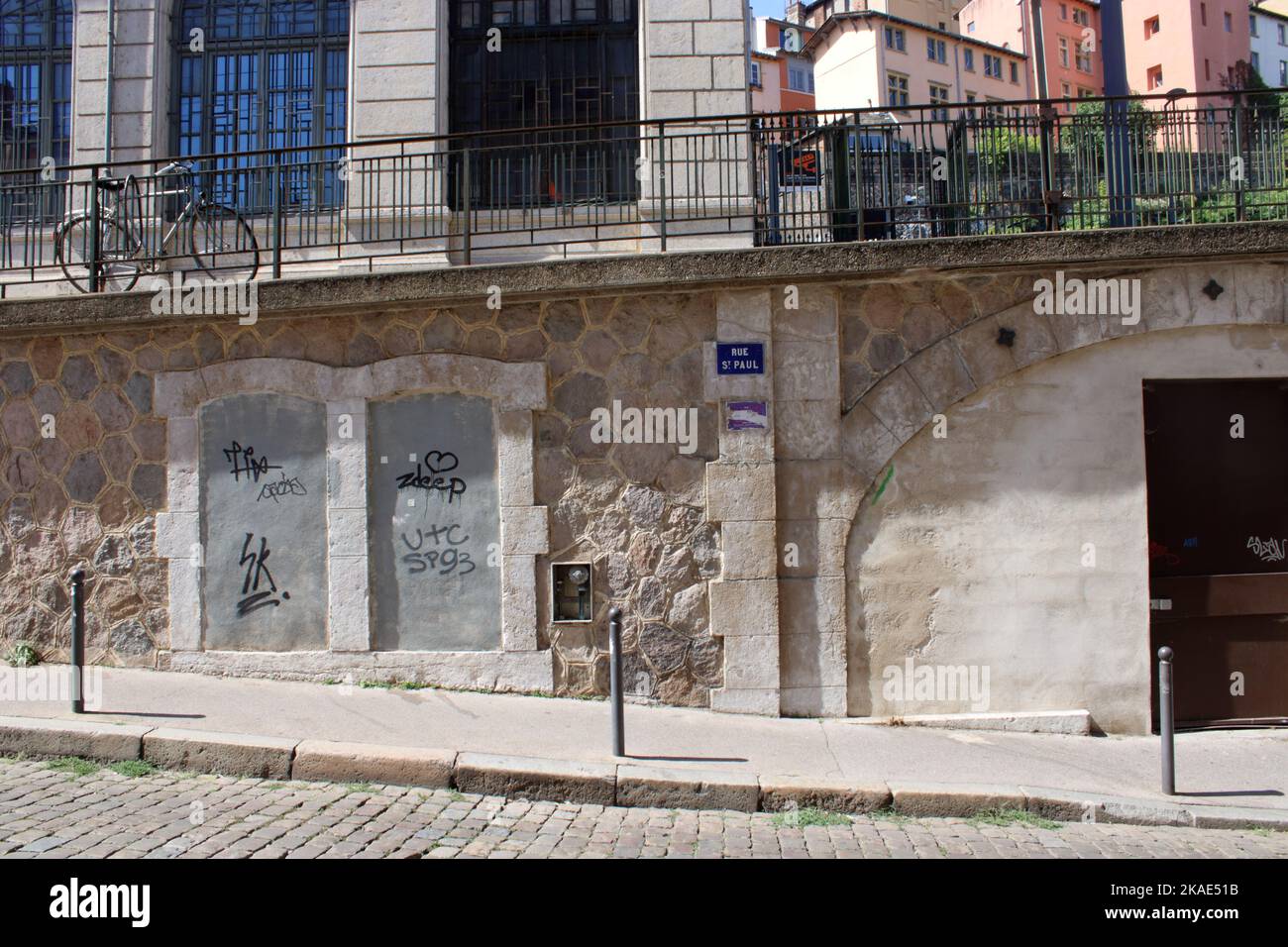 Vue abstraite de la rue St Paul le jour de l'été, situé dans la ville de Lyon France près de la Gare de St Paul. Banque D'Images