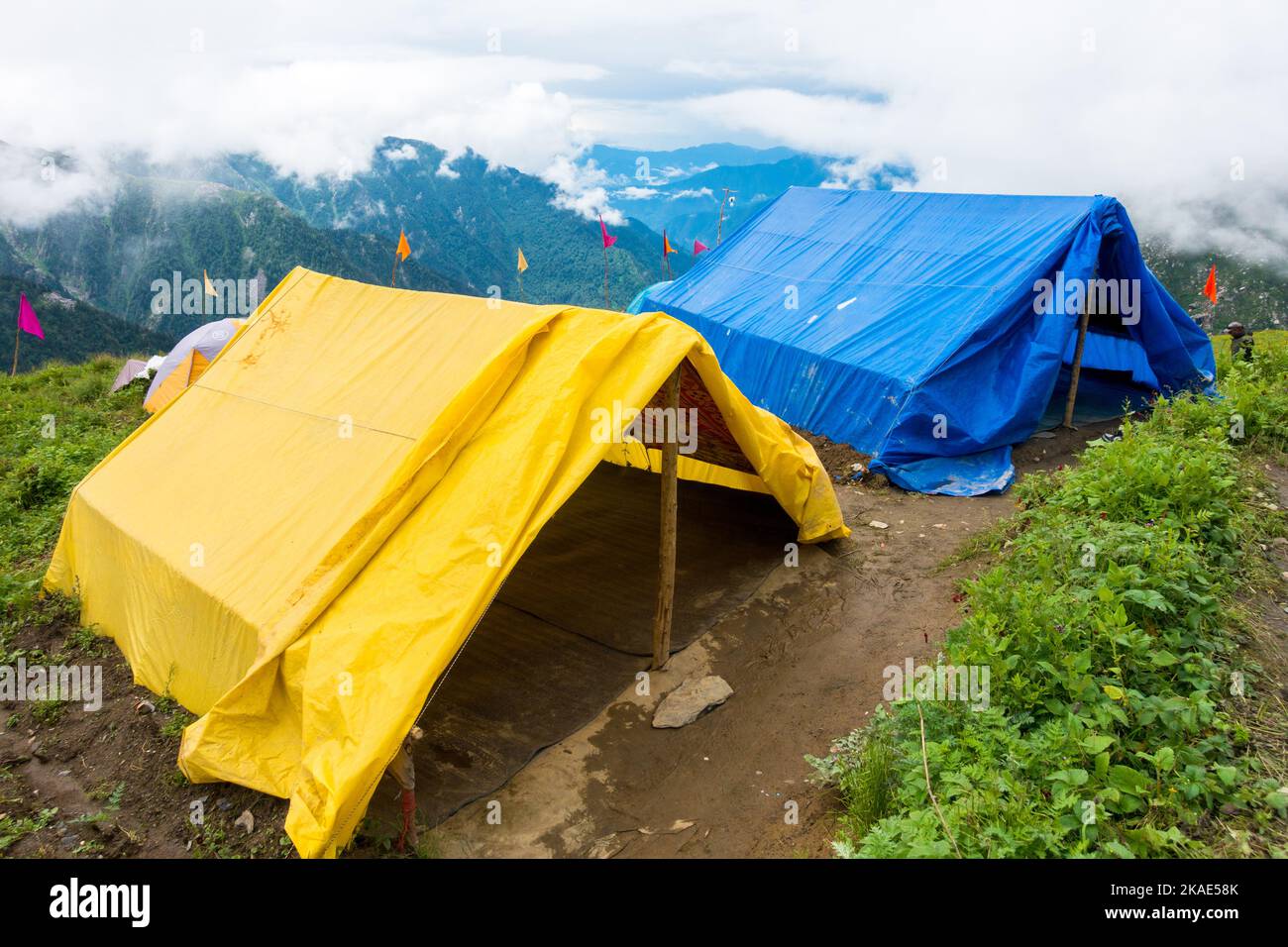 14 juillet 2022, Himachal Pradesh Inde. Tentes et camps avec de beaux paysages, vallée et montagnes en arrière-plan. Shrikhand Mahadev Kailash y Banque D'Images