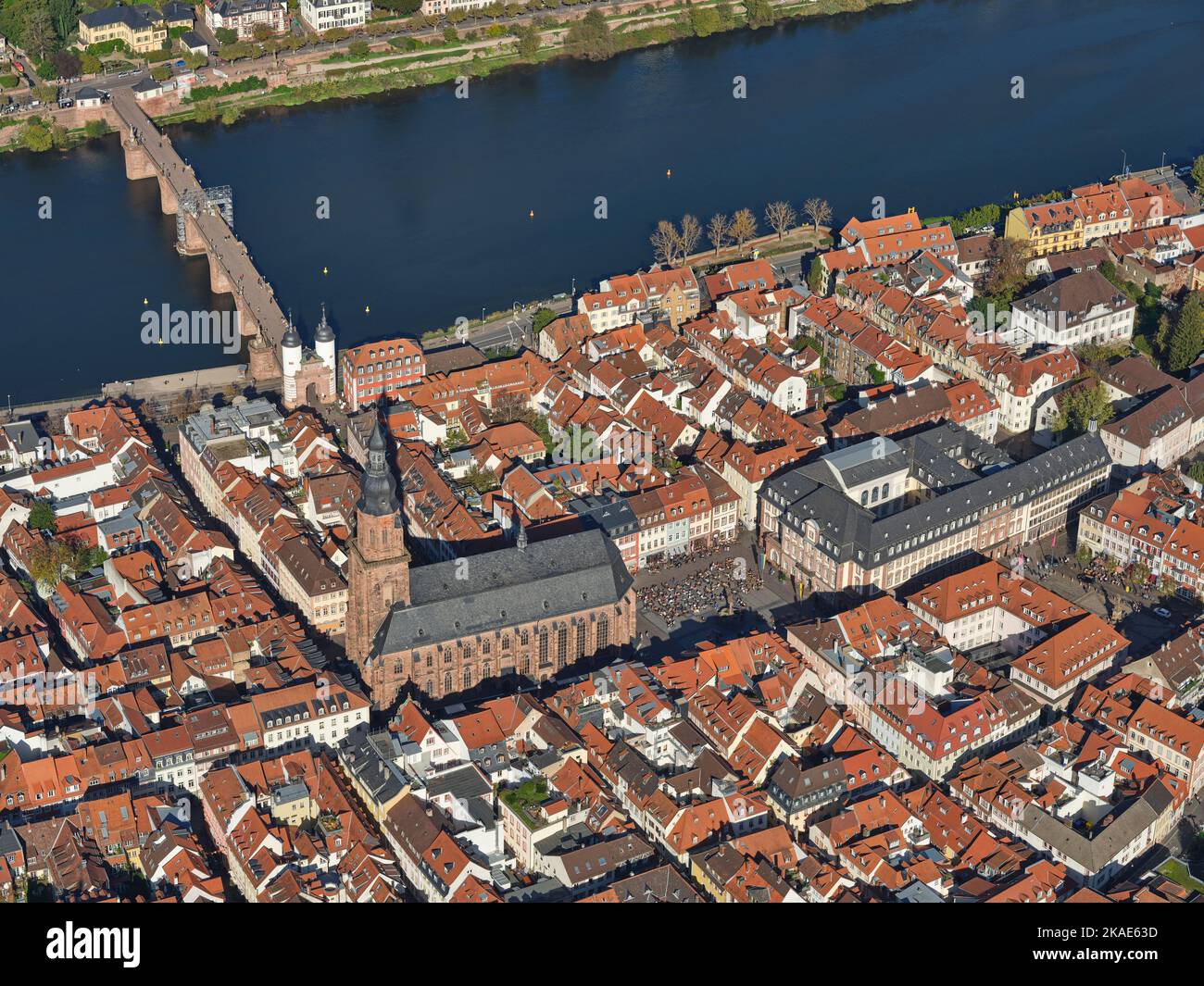 VUE AÉRIENNE. L'église de l'Esprit Saint avec le pont Karl Theodor enjambant la rivière Neckar, Heidelberg, Bade-Wurtemberg, Allemagne. Banque D'Images