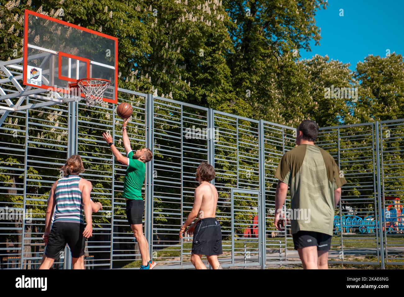 Lviv, Ukraine - 12 mai 2022 : hommes jouant au basket-ball en plein air Banque D'Images