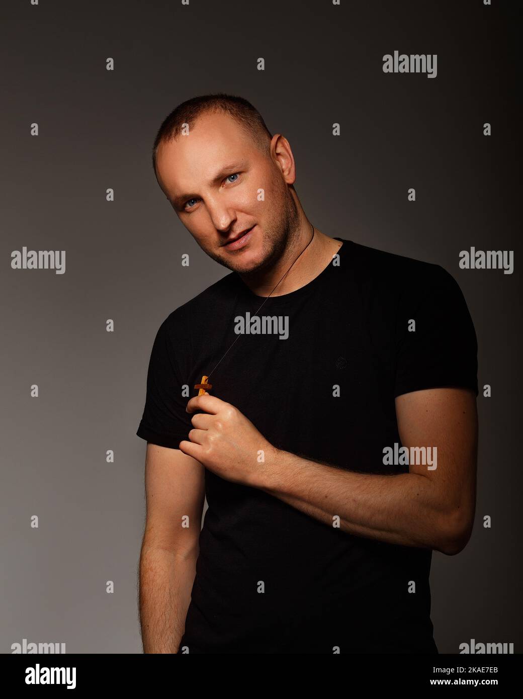 Un homme dans un studio photo Banque D'Images