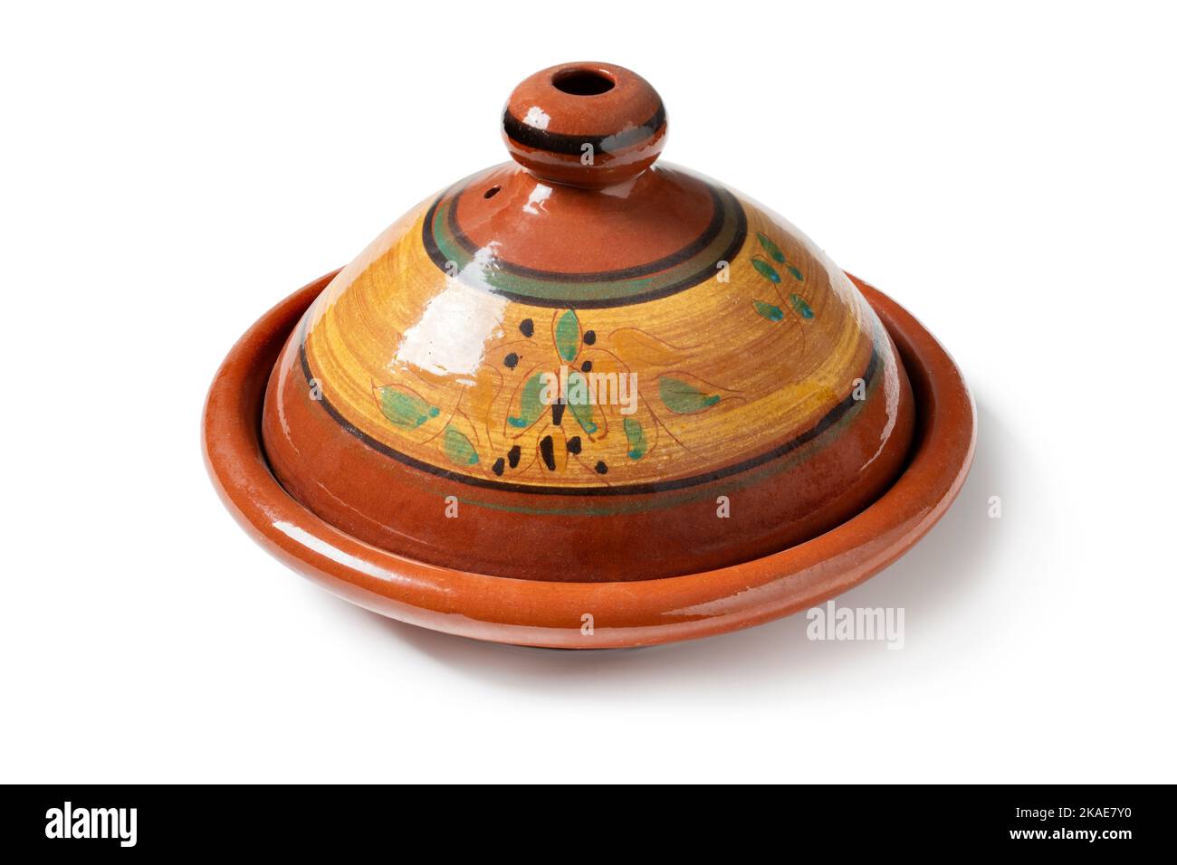 Tajine traditionnelle ou tagine, un pot de cuisine nord-africain en céramique isolé sur fond blanc Banque D'Images