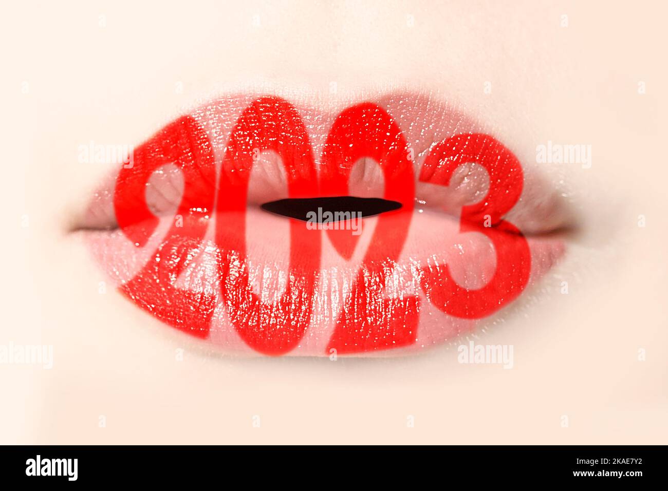 2023 écrit avec rouge à lèvres sur les lèvres de fille Banque D'Images