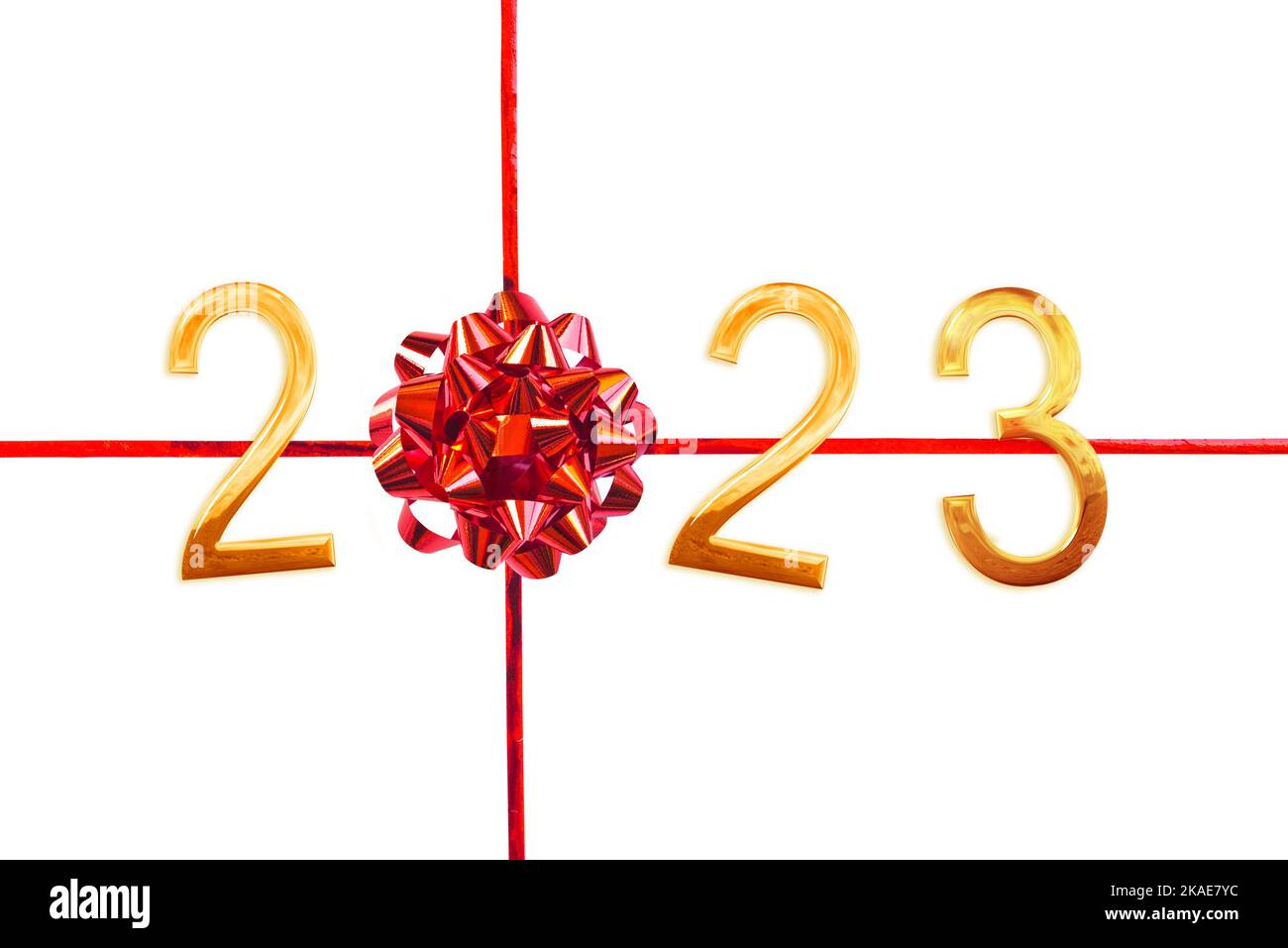 2023 numéros dorés, noeud cadeau rouge et ruban isolé sur fond blanc, carte de vœux du nouvel an Banque D'Images