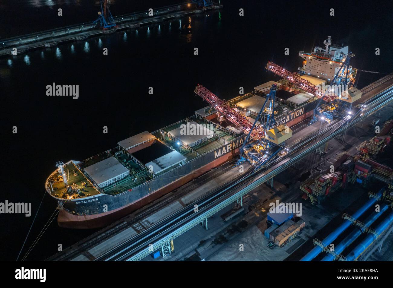 Nakhodka, Russie - 8 août 2022: Les navires de mer sont chargés à un amarrage la nuit. Banque D'Images