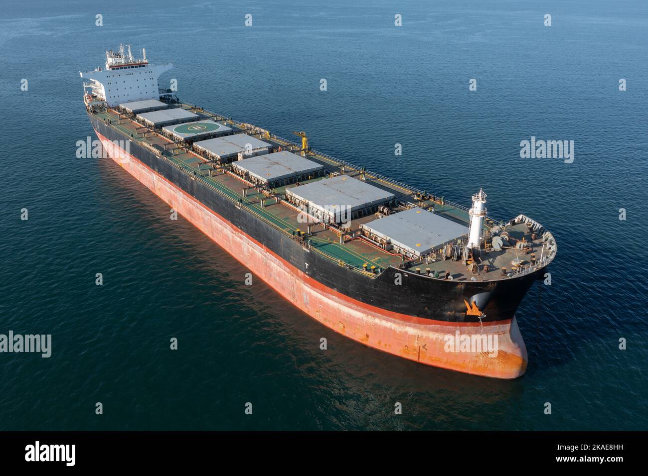 Vue du bateau de fret maritime sec par le dessus. Banque D'Images
