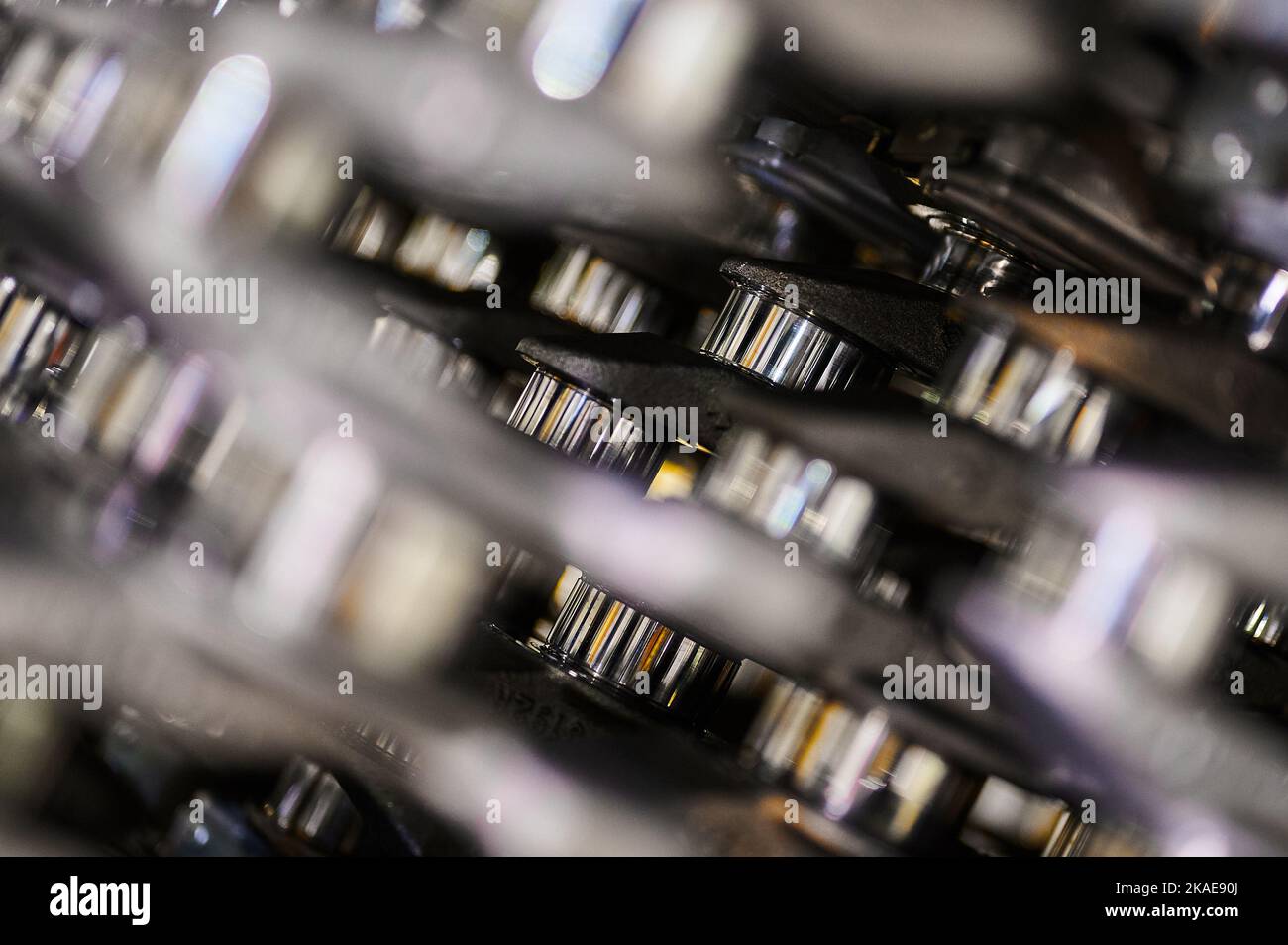 Le vilebrequin d'un moteur d'automobile en gros plan. Les tourillons d'arbre polis sont visibles. Production de montage de moteurs automobiles Banque D'Images