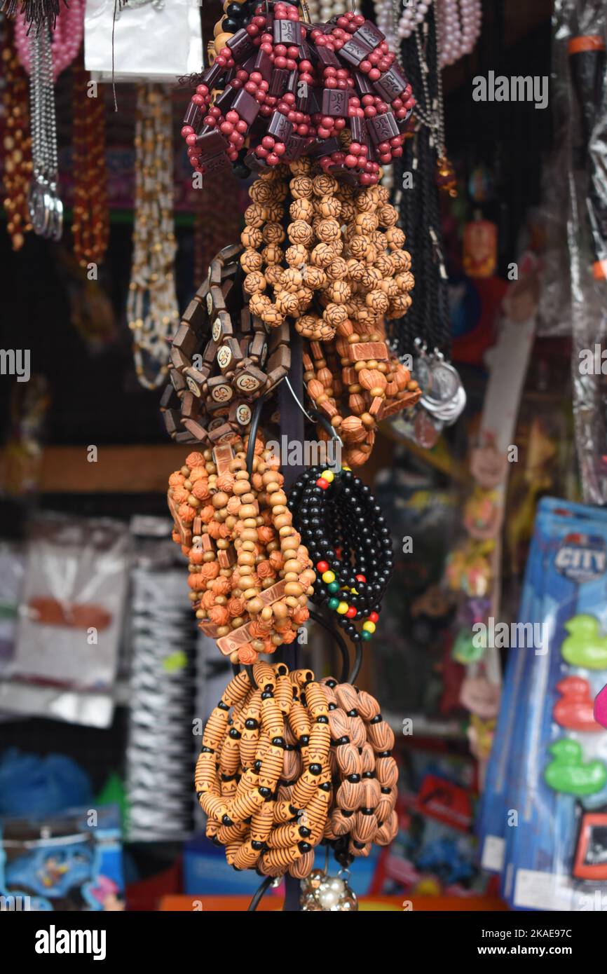 Les bracelets faits main en bois sur un marché Banque D'Images