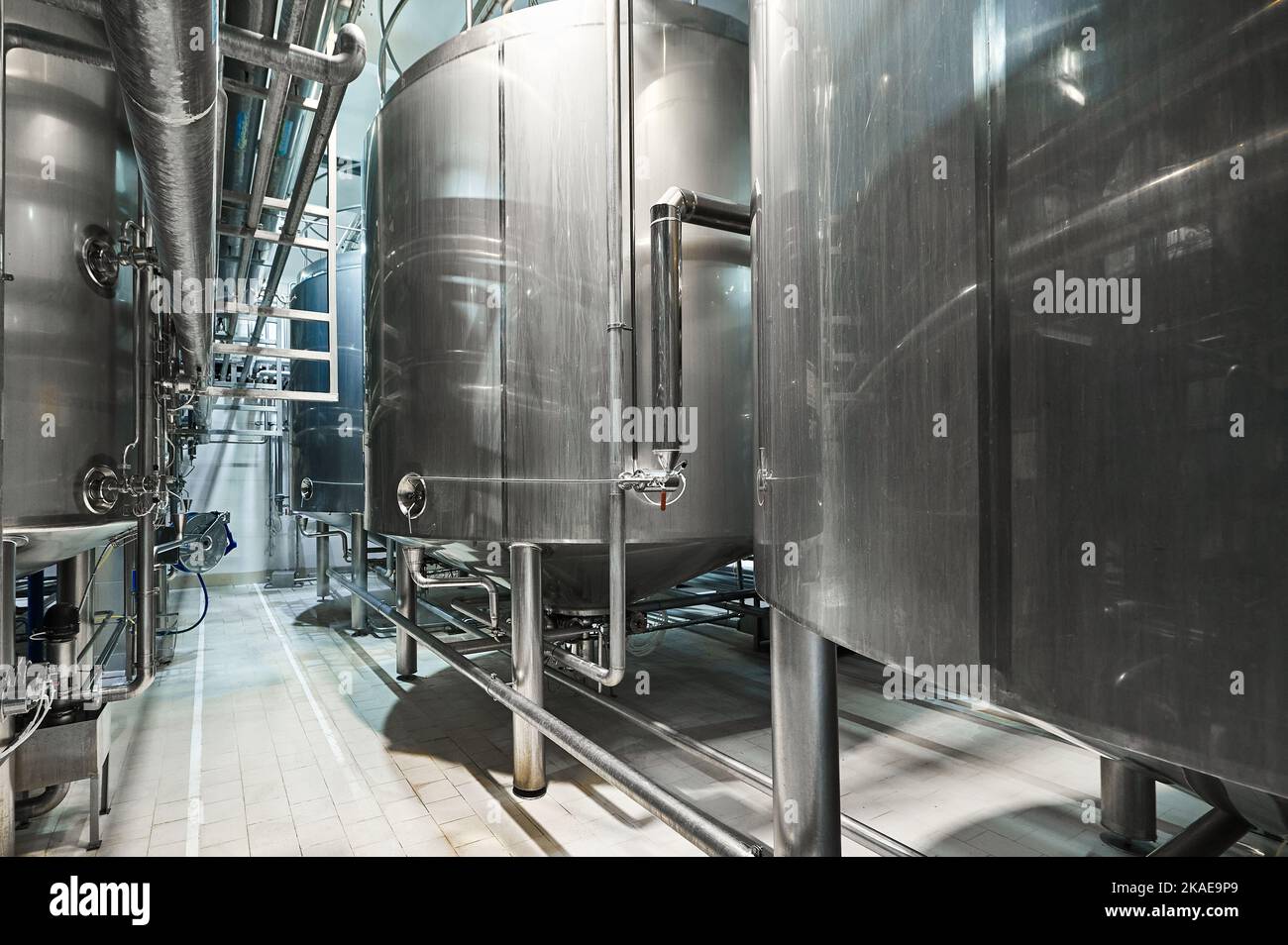 Réservoir dans l'atelier de l'usine de produits laitiers traités thermiquement Banque D'Images