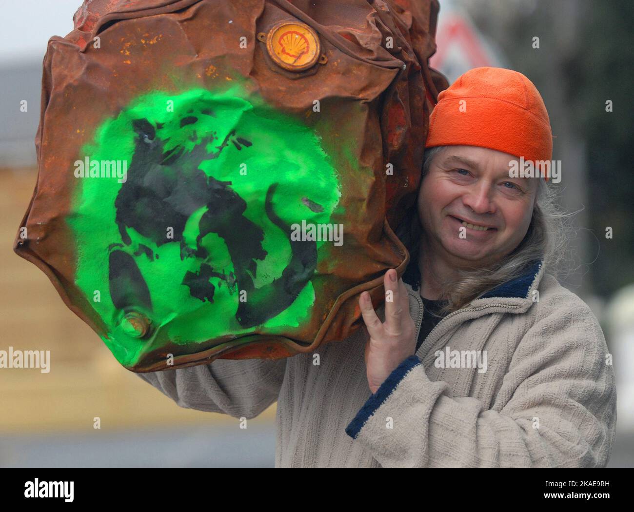 Le Beachcomber Tony Trowbridge a trouvé un tambour à huile couvert de graffitis tout en chalurant pour le bois flotté – et a trouvé des œuvres d'art de l'artiste renommé Banksy frawled dessus. L'artiste Tony ramasse régulièrement du bois lavé sur la plage de Yaverland, l'île de Wight, pour faire des sculptures. Tony, 44 ans, a reconnu le graffiti distinctif d'un rat sur le tambour rouillé dès qu'il l'a vu. Pic Mike Walker, 2008 Banque D'Images