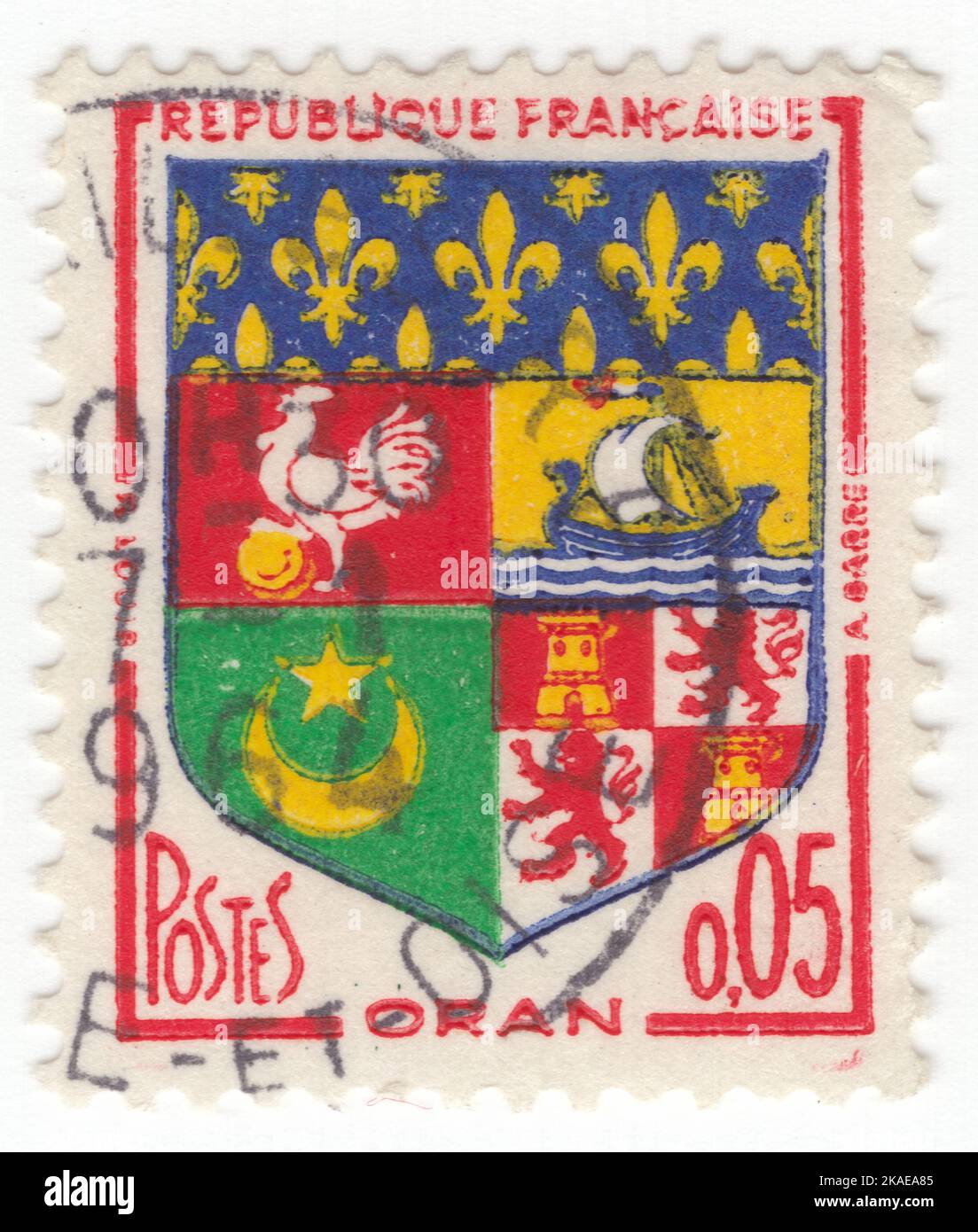 FRANCE - 1960 15 octobre : timbre-poste rouge, bleu, jaune et émeraude de 5 centimes représentant les armes d'Oran, est une ville côtière importante située dans le nord-ouest de l'Algérie sous administration française. Elle est considérée comme la deuxième ville la plus importante d'Algérie après la capitale Alger, en raison de sa population et de son importance commerciale, industrielle et culturelle. Il se trouve à 432 km (268 mi) ouest-sud-ouest d'Alger Banque D'Images