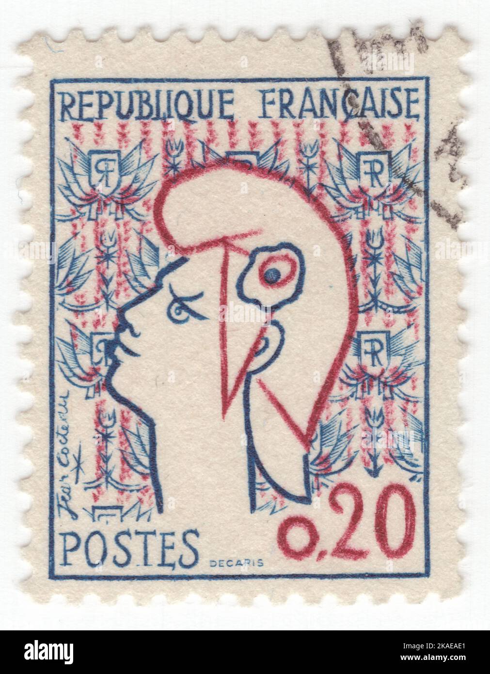 FRANCE - 1961 23 février : timbre-poste bleu et carmin de 20 centimes représentant Marianne — personnification nationale de la République française depuis la Révolution française, personnification de la liberté, de l'égalité, de la fraternité et de la raison, ainsi que représentation de la déesse de la liberté. Elle est représentée dans le Triumph de la République, une sculpture en bronze surplombant la place de la Nation à Paris. En tant qu'icône nationale, Marianne représente l'opposition à la monarchie et le champion de la liberté et de la démocratie contre toutes les formes d'oppression. Marianne portait aussi une blatte Banque D'Images