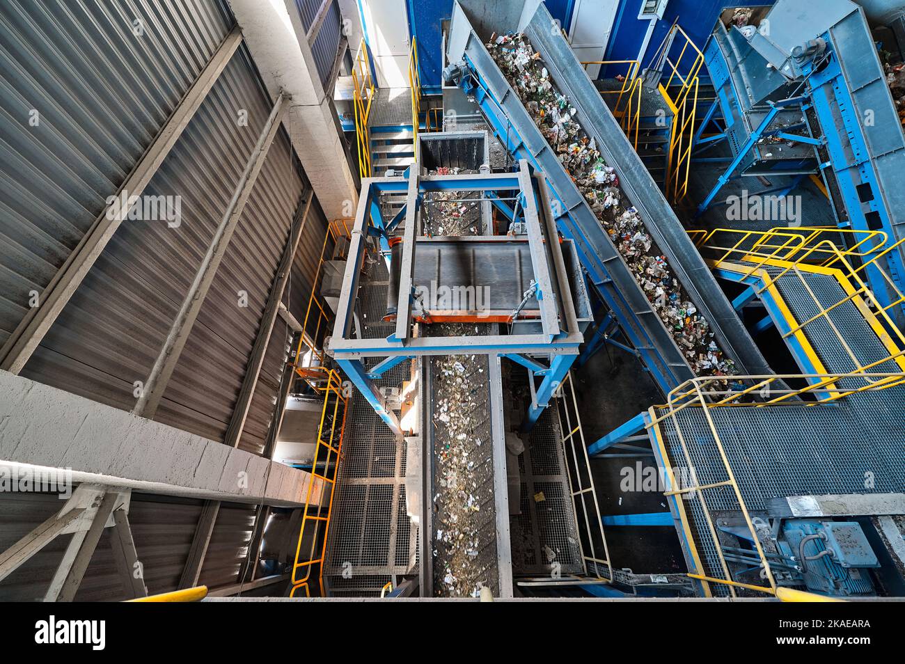 Système de convoyeurs transportant des déchets à l'usine de traitement des déchets Banque D'Images