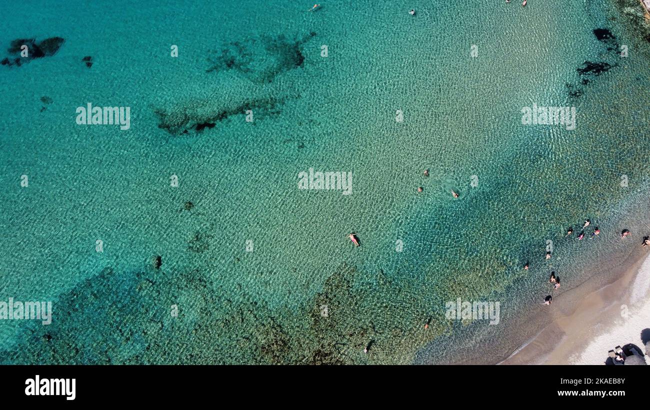 Une vue aérienne d'un rivage d'une plage avec des personnes qui y ...