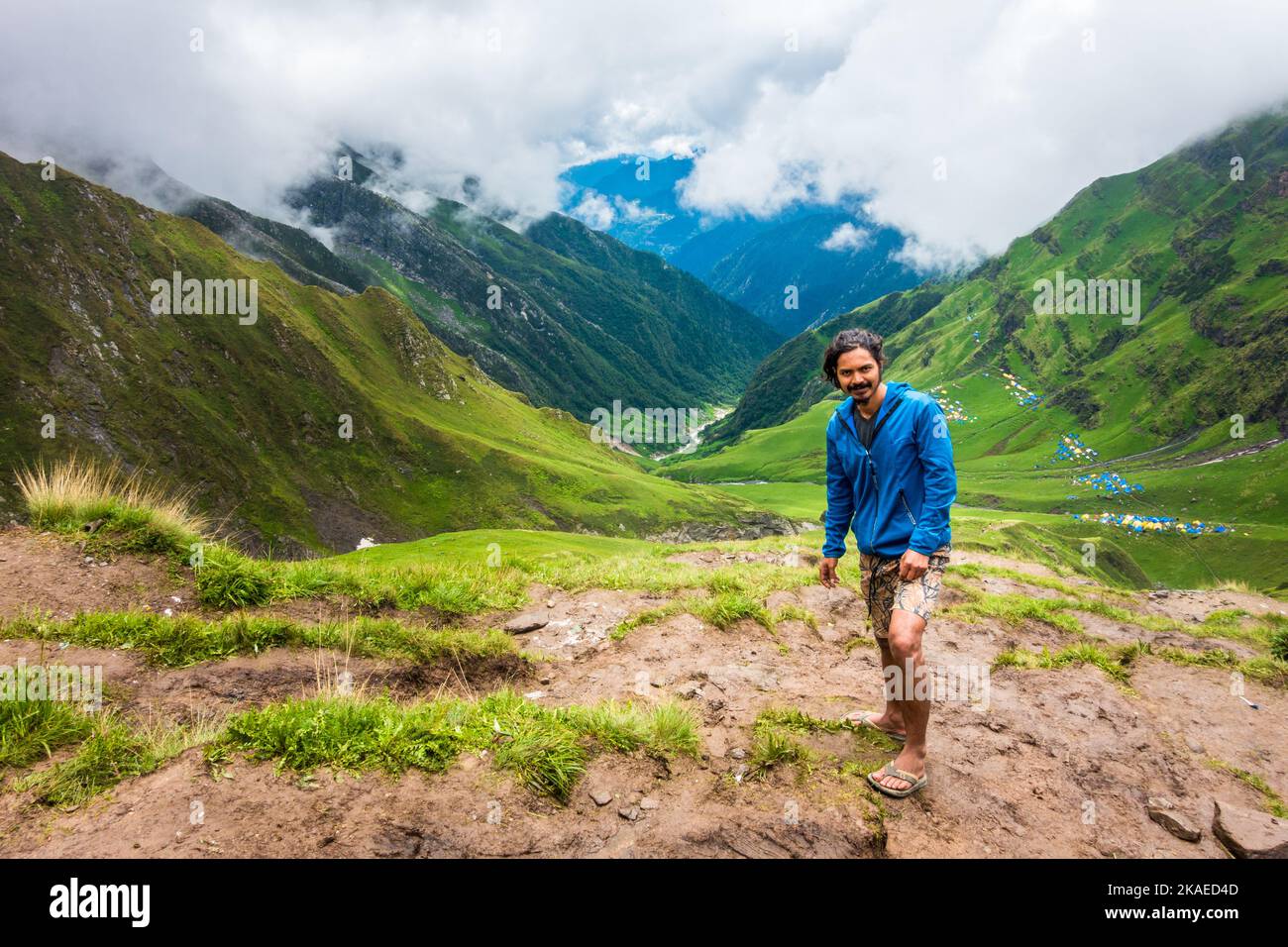 14 juillet 2022, Himachal Pradesh Inde. Un voyageur de sexe masculin bénéficiant d'une vue exotique sur les paysages de la vallée de Parvati depuis un camp de base pendant Shrikhet Mahade Banque D'Images