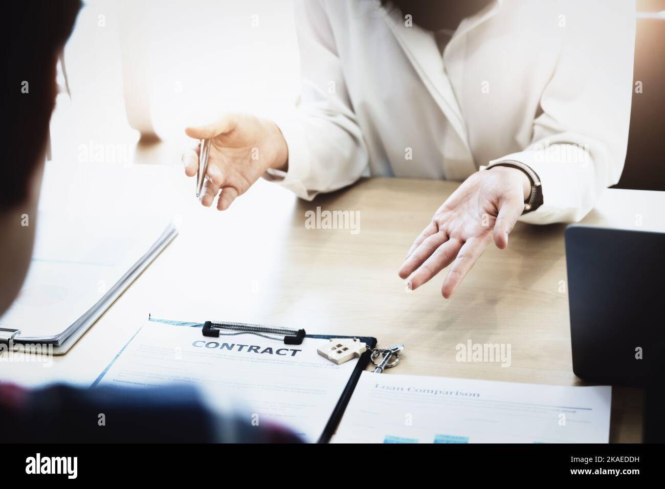 l'agent immobilier donne un accord entre le stylo et les documents avec le client pour signer le contrat. Accord de concept. Banque D'Images