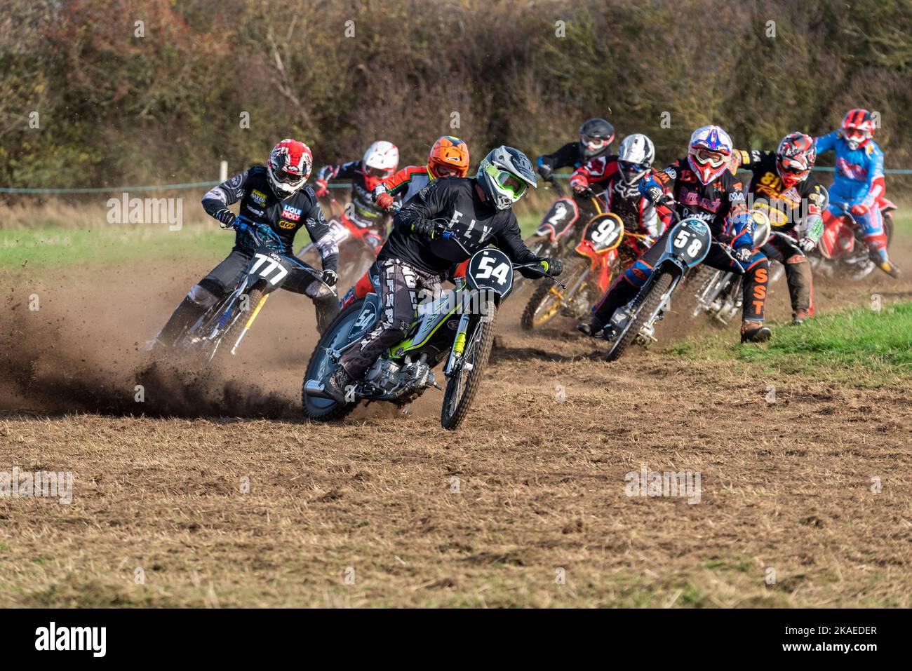 GT140 coureurs de classe solo en course de moto de grastrack. Donut Meeting organisé par Southend & District Motorcycle Club, Royaume-Uni. Virage Banque D'Images