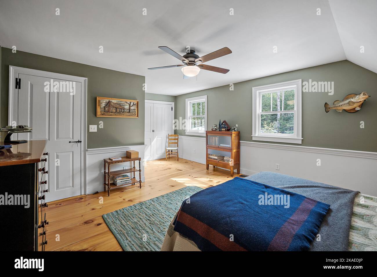 Décoration vintage d'une chambre confortable avec mobilier en bois et ventilateur de plafond Banque D'Images