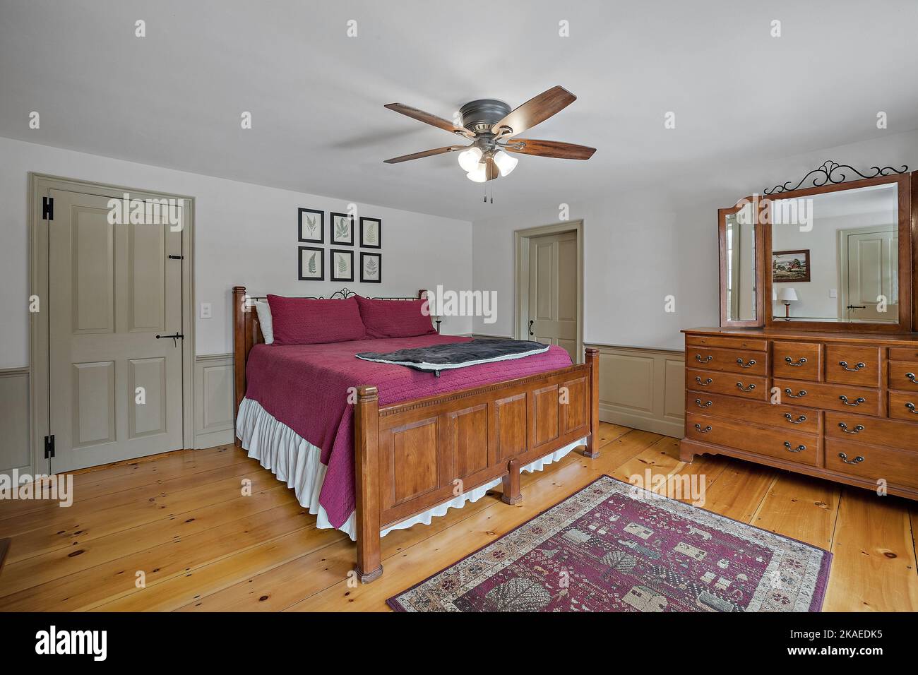 Décoration vintage d'une chambre confortable avec mobilier en bois et ventilateur de plafond Banque D'Images
