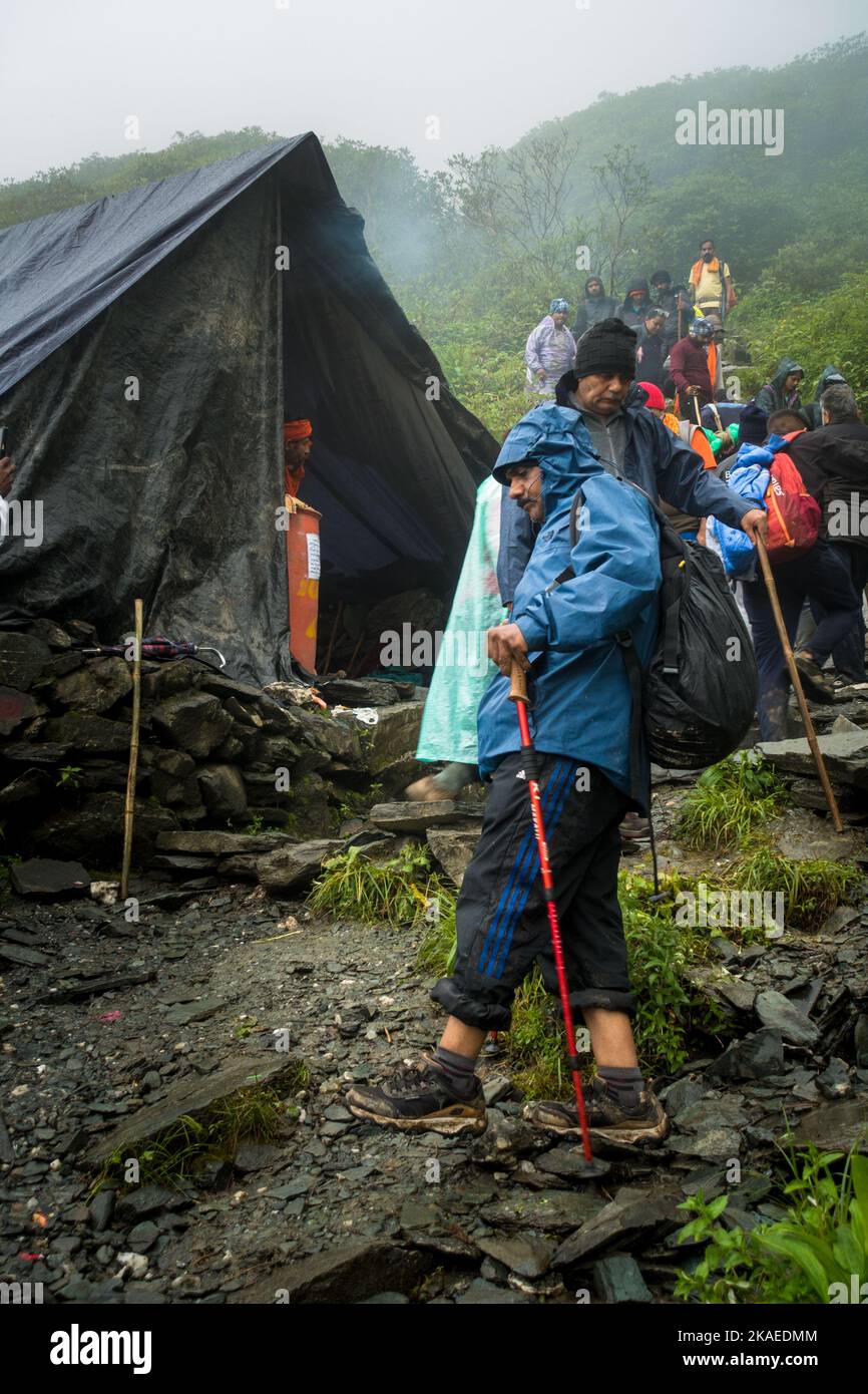 14 juillet 2022, Himachal Pradesh Inde. Les personnes avec des sacs à dos et des bâtons de marche trekking pendant Shrikhand Mahadev Kailash Yatra dans l'Himalaya. Banque D'Images