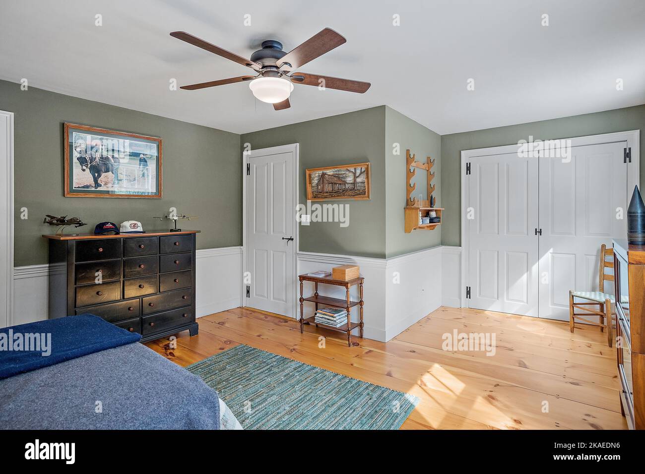 Décoration vintage d'une chambre confortable avec mobilier en bois et ventilateur de plafond Banque D'Images