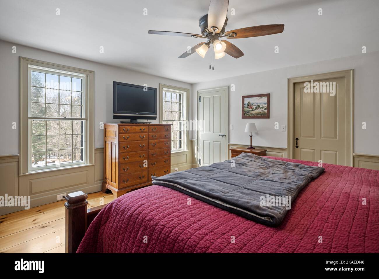 Décoration vintage d'une chambre confortable avec mobilier en bois et ventilateur de plafond Banque D'Images