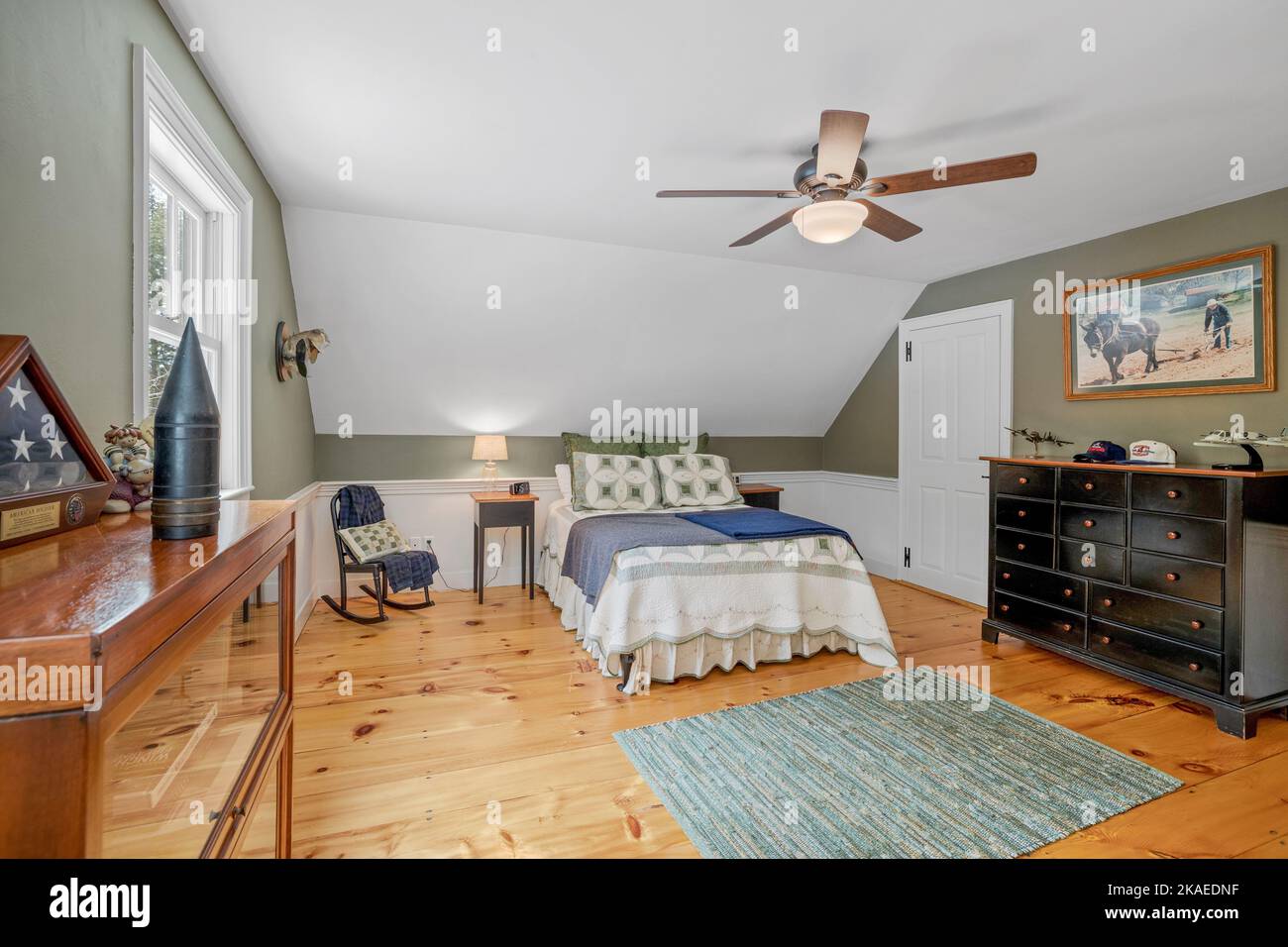 Décoration vintage d'une chambre confortable avec mobilier en bois et ventilateur de plafond Banque D'Images