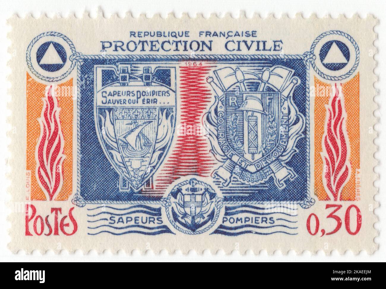 FRANCE - 1964 8 février : timbre-poste bleu, orange et rouge de 30 centimes représentant les insignes de la brigade des pompiers, les symboles du feu, de l'eau et de la défense civile. Délivré en l'honneur des brigades de pompiers et du corps civil de défense Banque D'Images