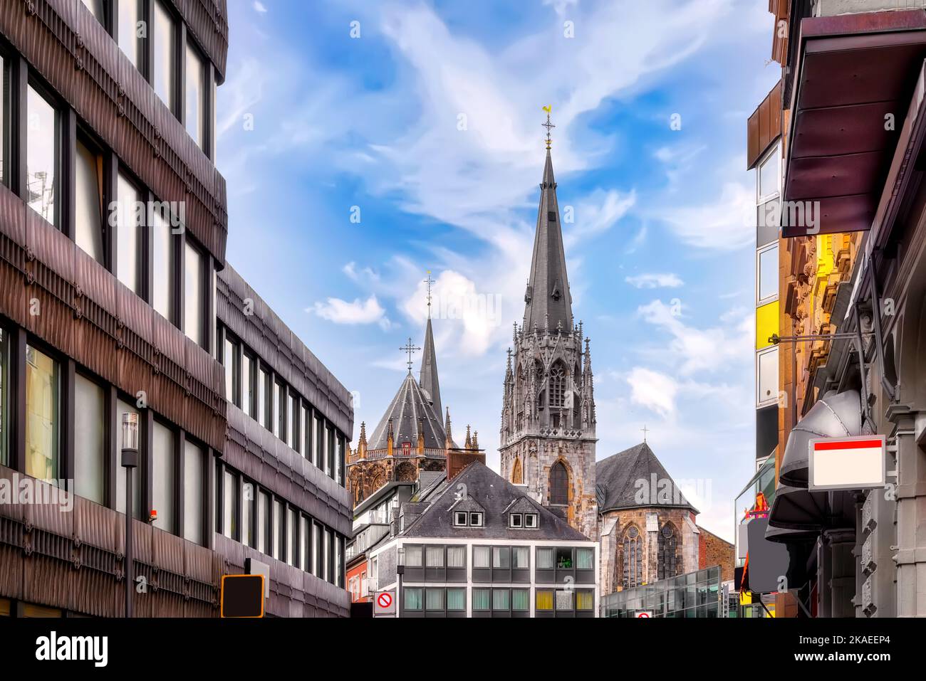 Vue sur la cathédrale. La cathédrale d'Aix-la-Chapelle (en allemand : Aachener Dom) est une église catholique romaine à Aix-la-Chapelle, en Allemagne Banque D'Images