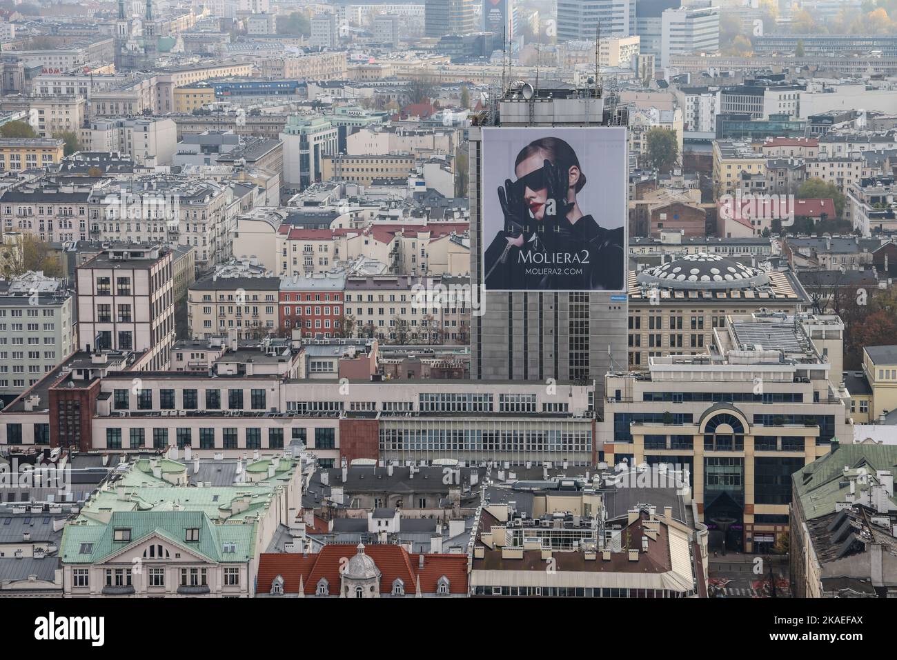 Warschau, Pologne. 02nd novembre 2022. Une affiche publicitaire surdimensionnée est accroché à un gratte-ciel désolate de Varsovie. Credit: Jan Woitas/dpa/Alay Live News Banque D'Images