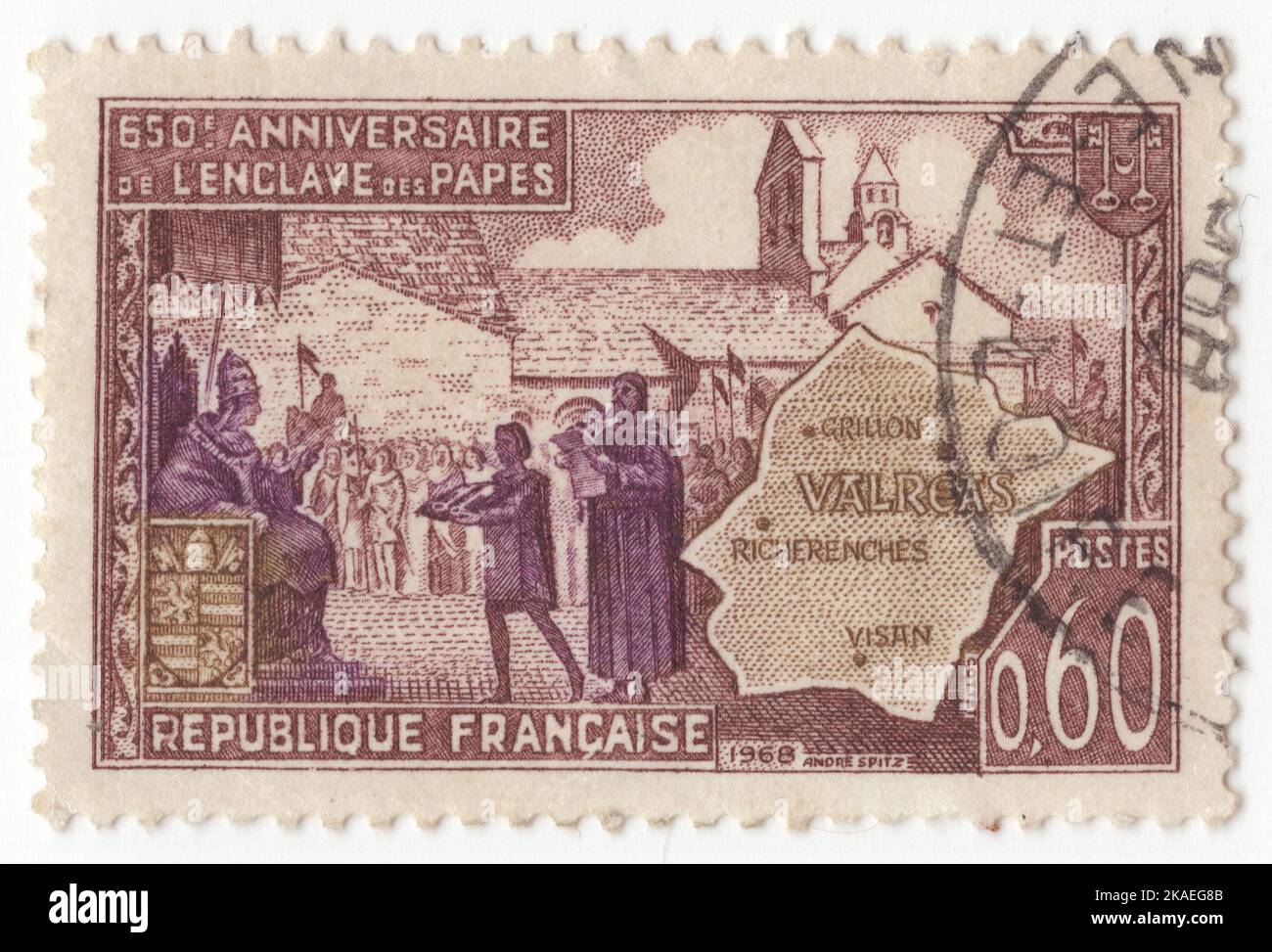 FRANCE - 1968 25 mai : timbre-poste brun, brun-bister et violet de 60 centimes représentant la carte de l'enclave papale, de Valreas et de Jean XXII recevant Homage. Enclave papale à Valreas, 650th ans. La région autour de la ville de Valreas est connue sous le nom d'enclave des Papes. C'est une enclave de Vaucluse, entourée par le département de la Drôme. La fondation de l'enclave a commencé en 1317 lorsque le Pape Jean XXII a acheté Valreas pour la papauté d'Avignon. L'histoire raconte qu'après une visite à Valreas, se sentant mal, on lui a offert du vin de la région Banque D'Images