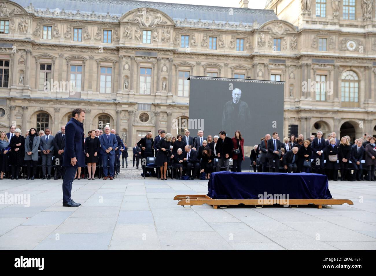 Le président français Emmanuel Macron et Brigitte Macron, Colette Soulages, famille et proches lors de la cérémonie nationale d'hommage à Pierre Soulages dans la cour carrée du Louvre à Paris, France sur 2 novembre 2022. Photo de Dominique Jacovides/Pool/ABACAPRESS.COM Banque D'Images