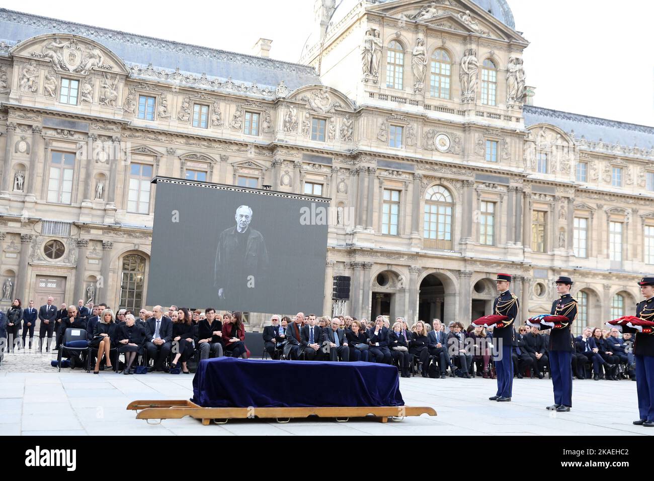 Brigitte Macron, Colette Soulages, famille et proches lors de la cérémonie nationale d'hommage à Pierre Soulages dans la cour carrée du Louvre à Paris, France sur 2 novembre 2022. Photo de Dominique Jacovides/Pool/ABACAPRESS.COM Banque D'Images