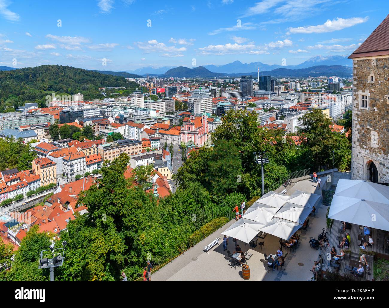 Vue sur la vieille ville depuis le château de Lubljana, avec la terrasse du café en premier plan, Ljubljana, Slovénie Banque D'Images