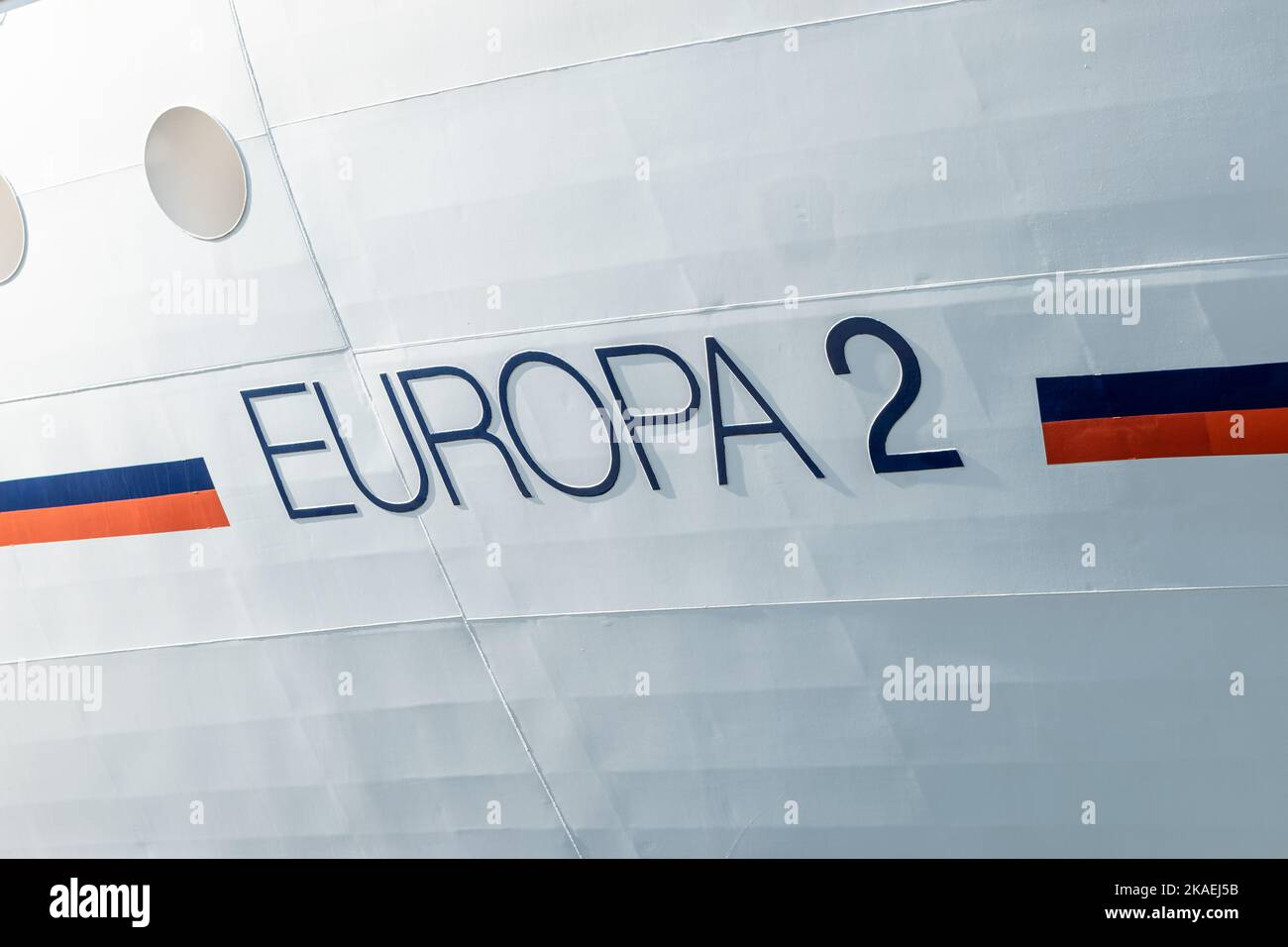 GIUDECCA, VENISE, ITALIE - SEPT 2 2022 : logo du navire de croisière Hapag Lloyd MS Europa 2 sur le côté du navire. Banque D'Images