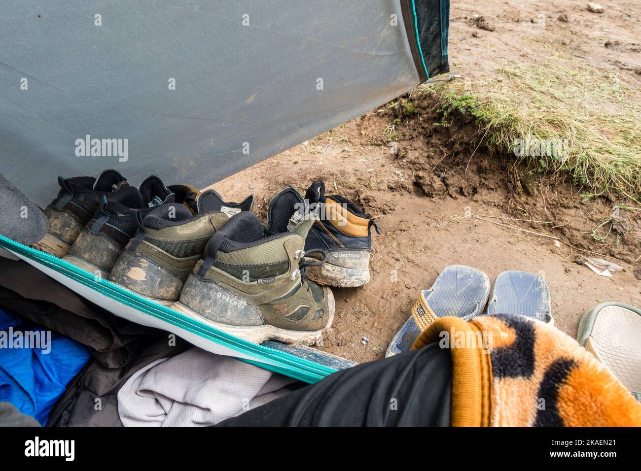 14 juillet 2022, Himachal Pradesh Inde. Paire de chaussures de randonnée chaussettes à l'extérieur d'une tente de camping après une longue journée de randonnée. Banque D'Images
