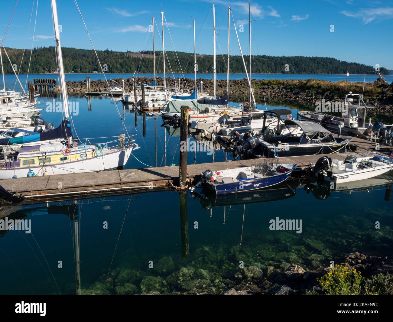 WA22658-00...WASHINGTON - Bateaux amarrés à Herb Beck Marina situé au large du canal de Hood sur la baie de Quilcene près de la ville de Quilcene. Banque D'Images