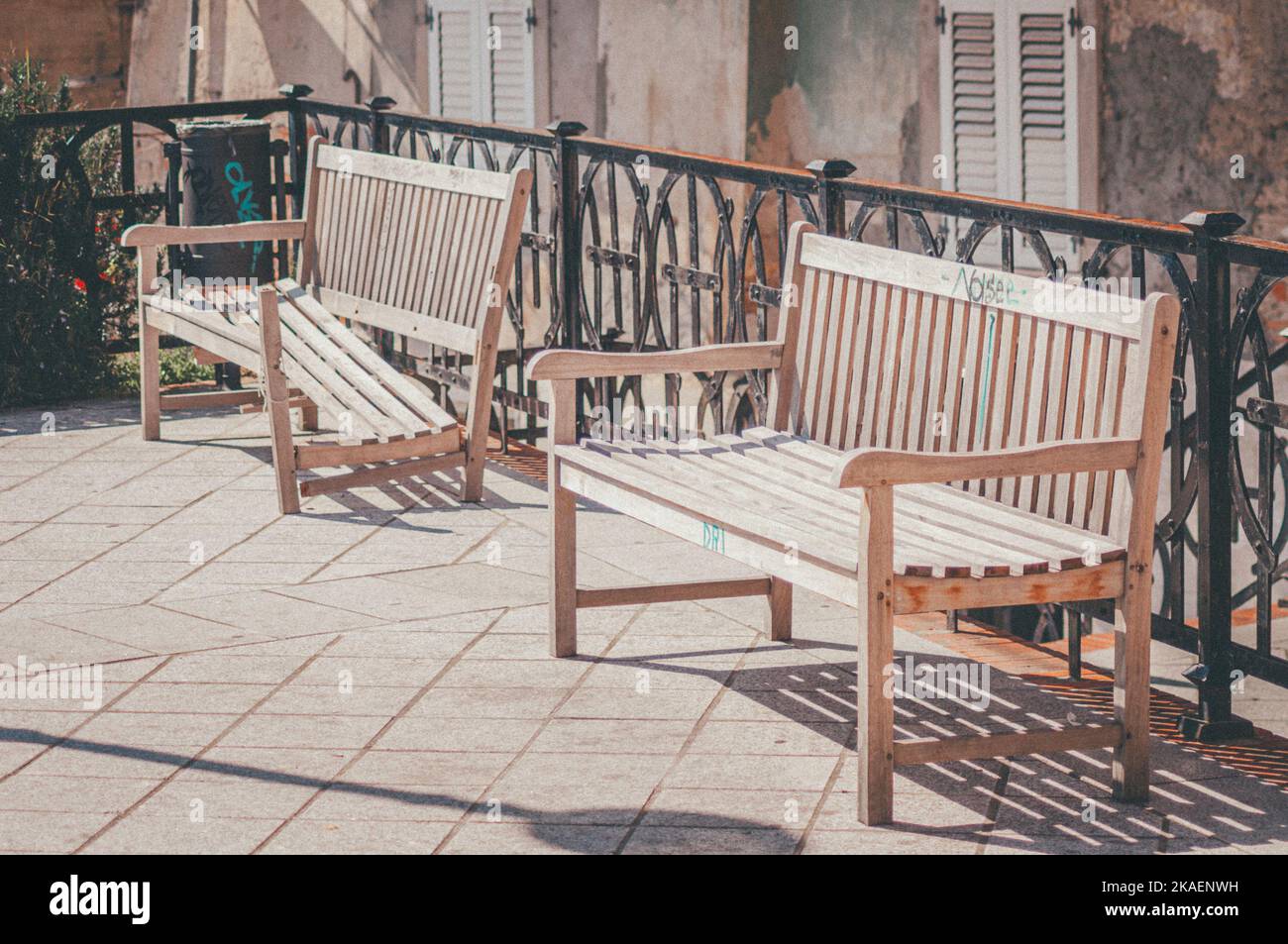 Deux bancs de jardin, dont l'un est cassé capturé à l'extérieur sous la lumière du soleil Banque D'Images